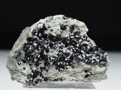 Granat Andradit, Var. Melanit, Yellow Cat Mine,San Benito, Californien, USA