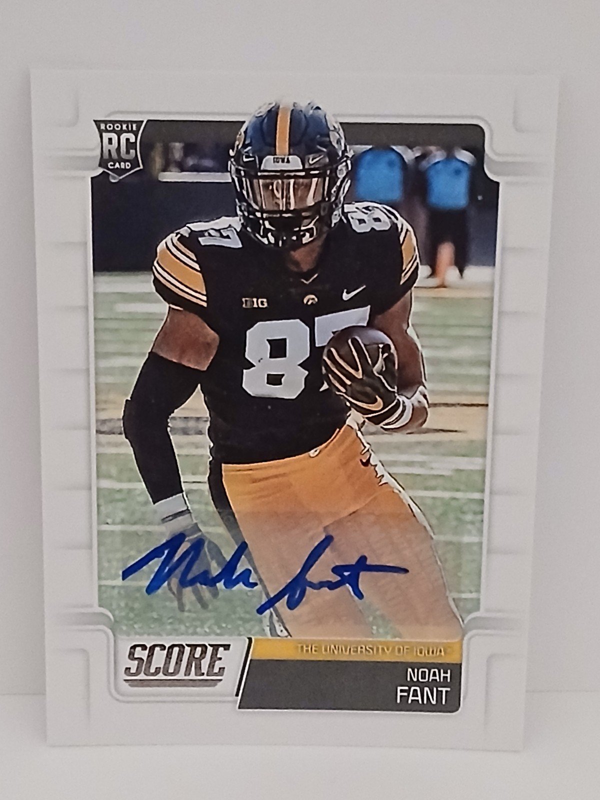 2019 Panini Score Noah Fant Rookies Signatures Iowa Hawkeyes #358 RC Auto