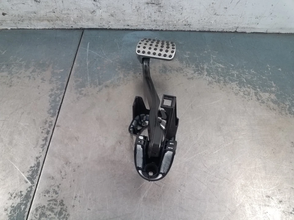 Mercedes Benz AMG C 63 2008 pedal de freno #9566 K2 Foto 3 de 4