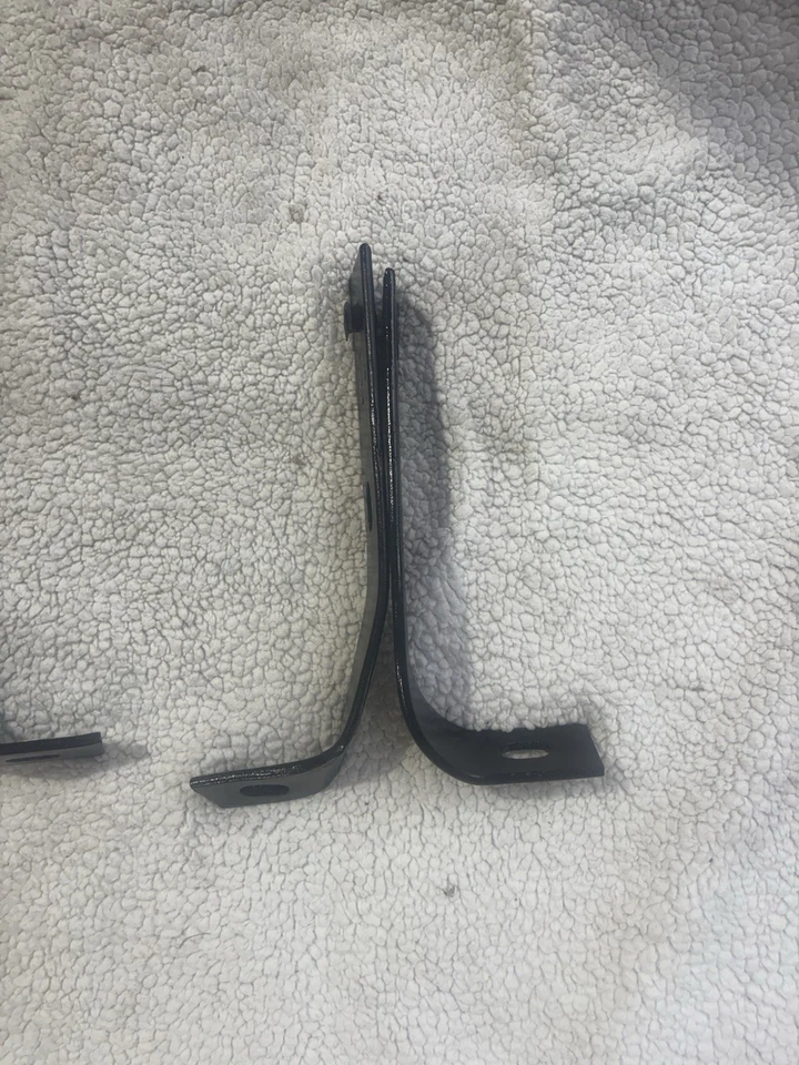 Suportes de para-choque traseiro Ford Falcon 1960–1963 - Imagem 3 de 4