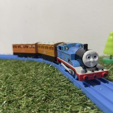 Plarail TOMY Trackmaster - Thomas with coaches  - Thomas The Tank Engine Toy!-
