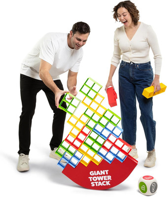 Torre gigante de bloques para juego de equilibrio en el patio para la familia