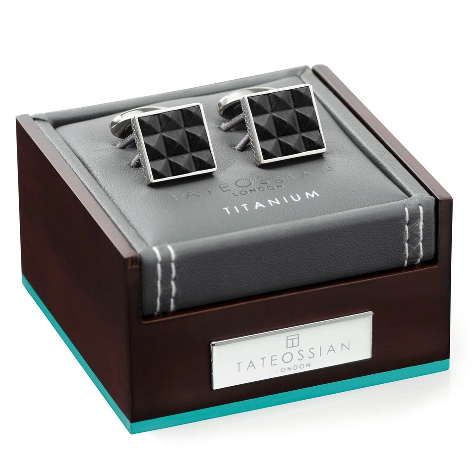 Gemelos pirámides de cuero y titanio Foto 2 de 3