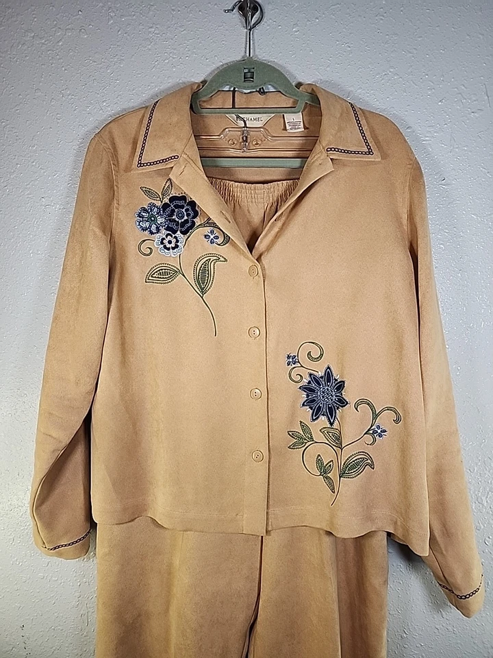 Pantalones y chaqueta florales tostados Bechamel FAUX de gamuza para mujer talla grande Foto 2 de 4