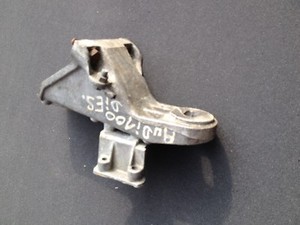 D67/  Audi 100 C3 Typ 43 Diesel Motor Getriebe ? Halter 069130439