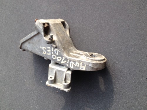 D67/  Audi 100 C3 Typ 43 Diesel Motor Getriebe ? Halter 069130439