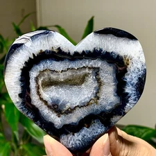 147G Natural beautiful heart-shapedagate crystal cave super large gem