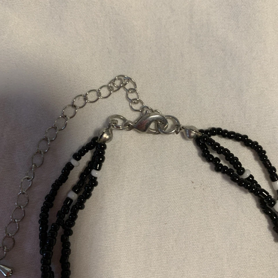 "Collar Erica Lyons de 16"" con cuentas negras con colgante de corazón de vidrio negro y juego de pendientes" Foto 3 de 4