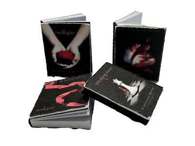 MELODY JANE Puppenhaus Dämmerung Buch Serie Vampir Saga Set 4 Romane Arbeitszimmer Zubehör 1:12