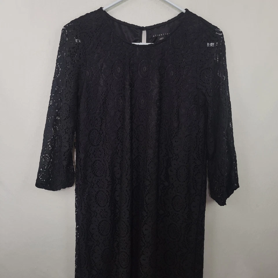 Vestido recto Attention negro de encaje forrado de nailon manga larga para mujer talla pequeña Foto 2 de 4