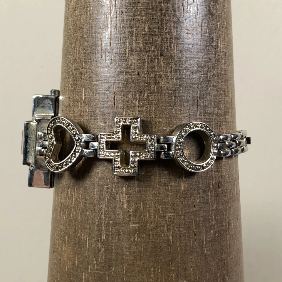 Relógio Geneva Feminino 7369 Pave MOP Cruz Platina Tom Prata Quartzo 30mm 7 1/4" - Imagem 3 de 4