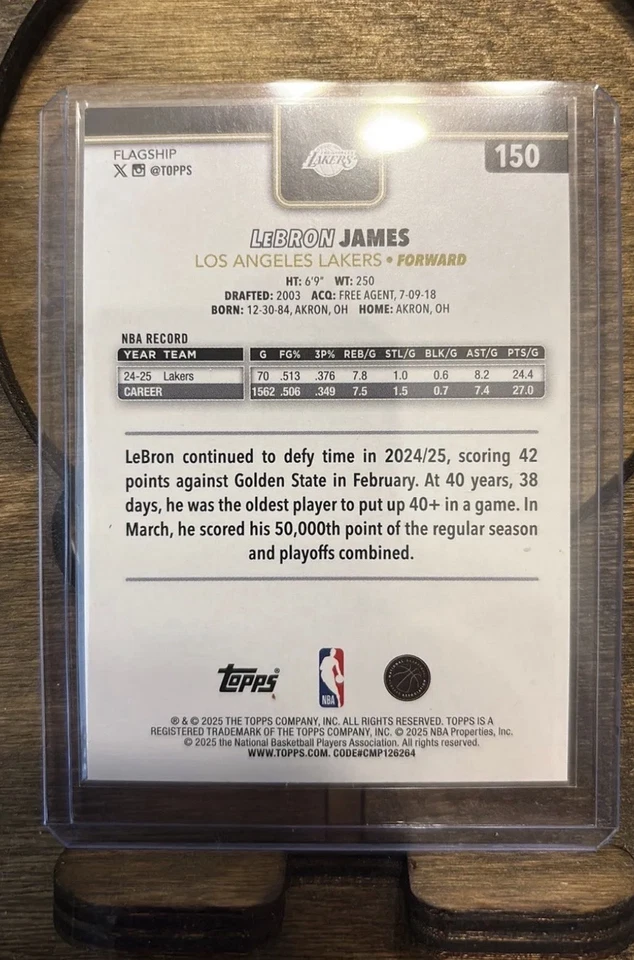 Objetivo de baloncesto Lebron James 2025-26 Topps Blackout paralelo #150 17/99 Foto 2 de 2
