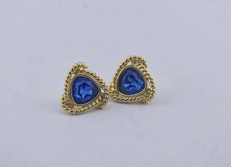 Conjunto de aretes Swarovski perforados enchapados en oro con bisel de cuerda texturizada piedras azules Foto 2 de 4