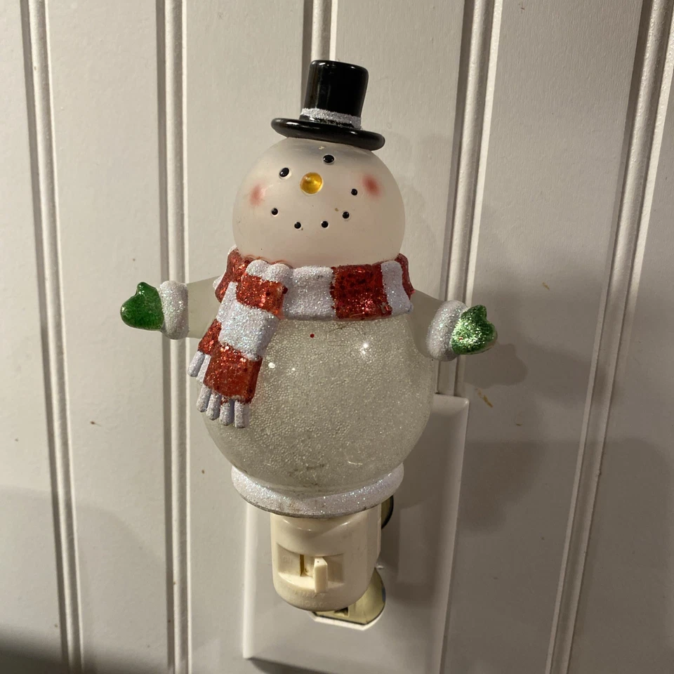 Boneco de neve luz noturna cachecol vermelho e branco e um chapéu superior decoração de Natal feriado - Imagem 2 de 4