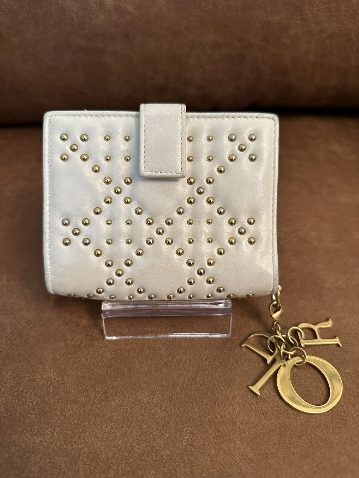 Portefeuille pliant en cuir clouté Christian Dior avec compartiment à pièces et charme Dior