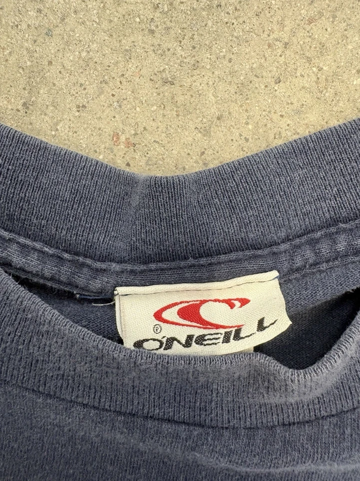 Camiseta vintage anos 90 O'Neill azul marinho logotipo onda surfista algodão feita nos EUA tamanho G - Imagem 4 de 4