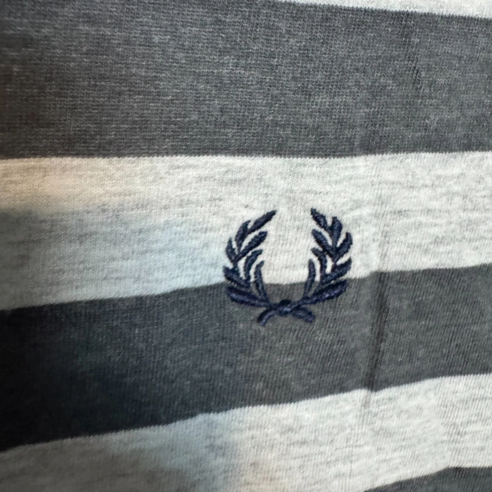 Рубашка мужская Fred Perry средняя серая в полоску с круглым вырезом футболка с коротким рукавом приталенная - Изображение 3 из 4