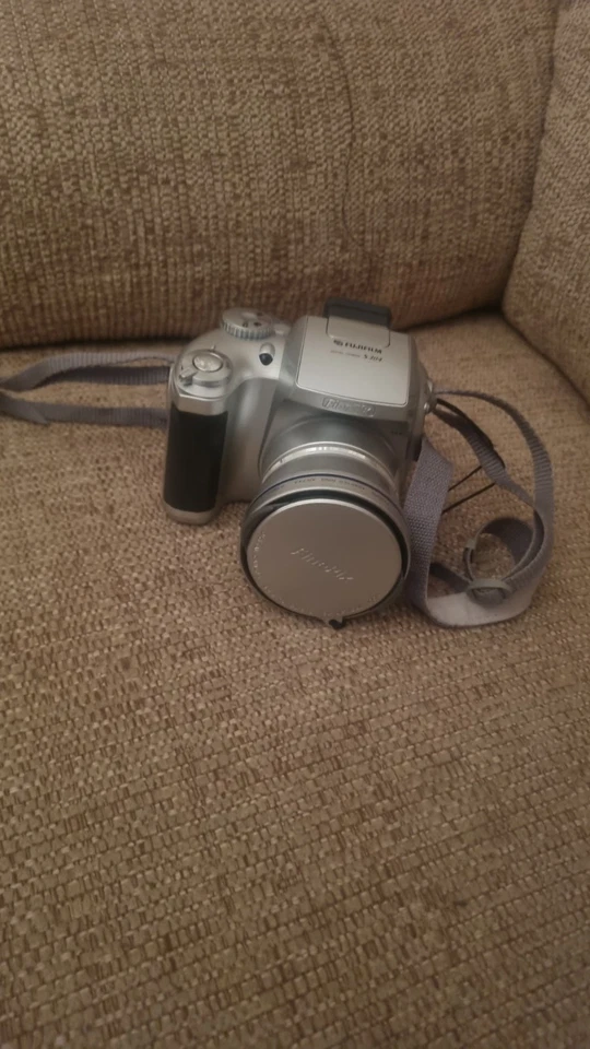 Fujifilm FinePix S304 3.2MP 6x Zoom Y2K Digital Camera - Working, photo 1 of 5