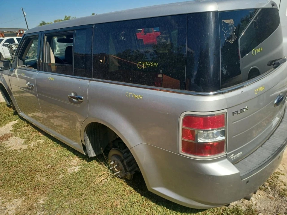 (LOCAL PICKUP ONLY) Rear Bumper Park Assist 1 Exhaust Cutout Fits 10-12 FLEX 611 Foto 4 de 4