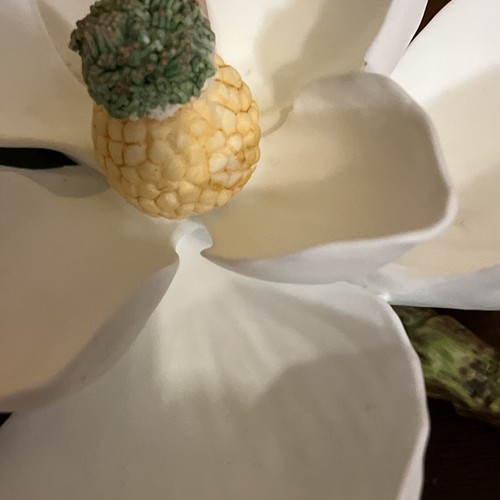 Vtg 1985 HOMCO Home Interiors, "Magnolia" porcelain flower figurine with base - Picture 3 of 24