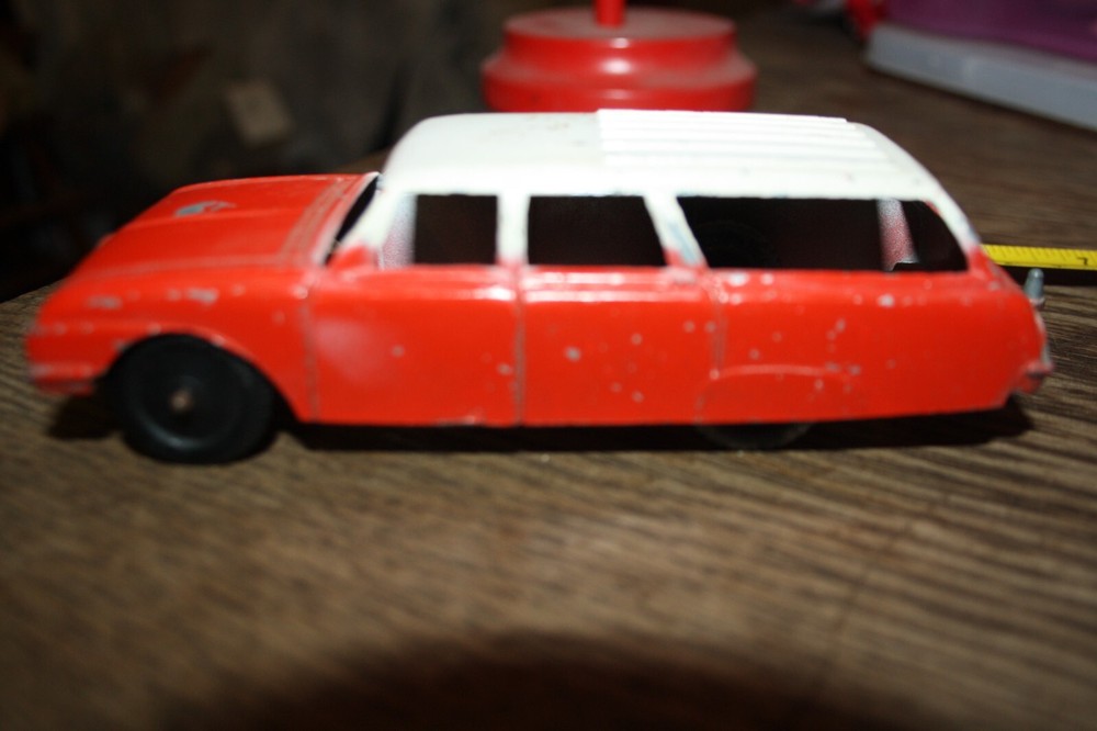 1959 Tootsie Toy Country Station Ford Ranch Wagon Red White  5.5
