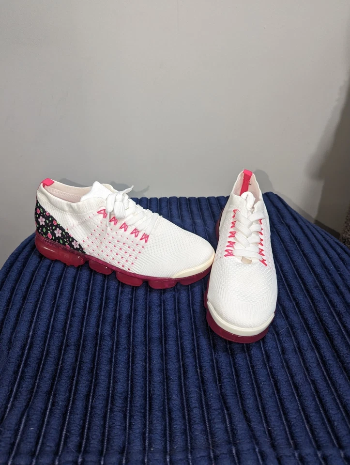 白色花卉系带时尚运动鞋(全新) — 第 2/4 张图片