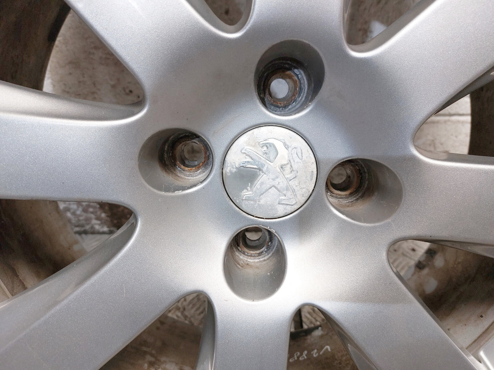 PEUGEOT 5008 MK1 18" INCH ALLOY WHEEL WITH DAMAGED TYRE 9675496577 7J