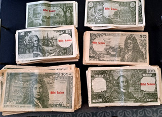 GROS LOT DE BILLETS DIT SCOLAIRE UN TOTAL DE 225 BILLETS