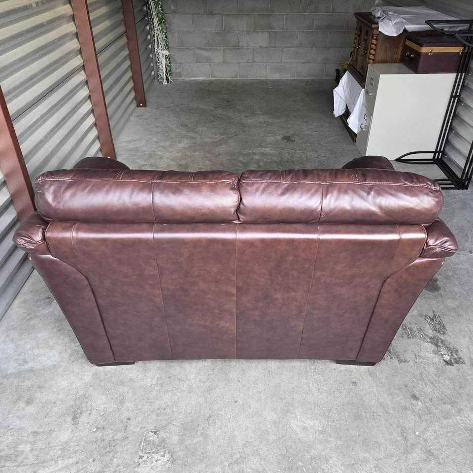 Sofá loveseat de cuero genuino La-Z-Boy - Marrón - 60" x 40" x 36" - Excelente estado Foto 4 de 4