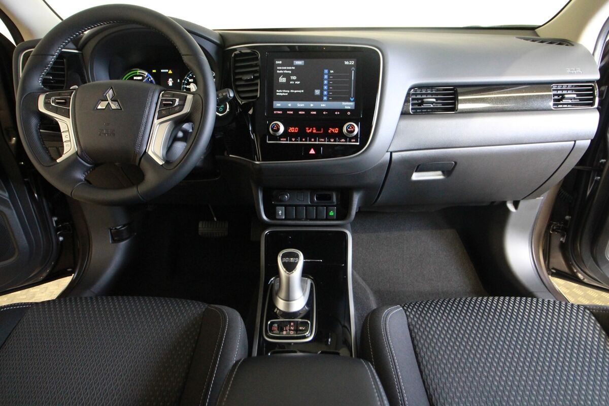 Mitsubishi Outlander 2,4 PHEV Inform+ CVT 4WD