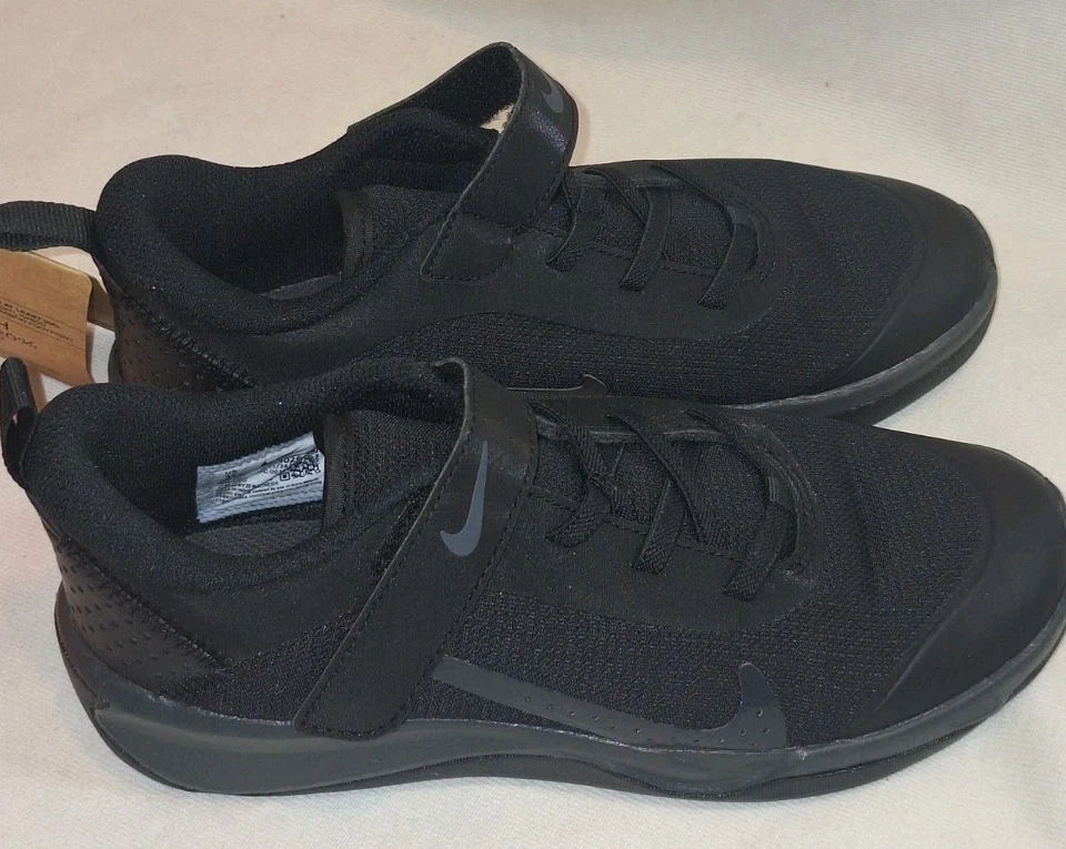 Talla 3 (GS) - Nike Omni Multi-Court Low Triple Negro Foto 2 de 4