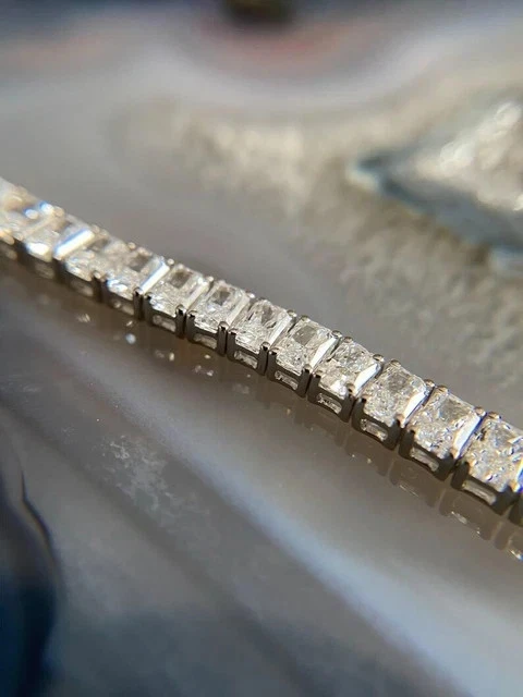 Brazalete de tenis de diamantes de corte radiante de 8 quilates creado en laboratorio de oro blanco de 7,25" de 14 k Foto 4 de 4