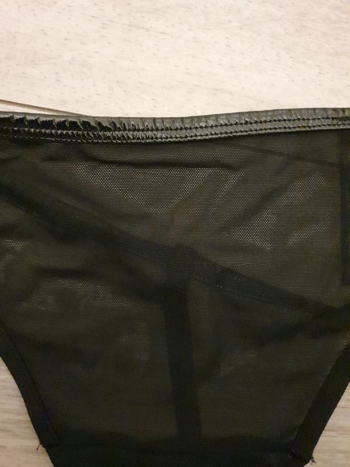 Brandneu ohne Etikett Ann Summers durchsichtig schwarz feines Netz & PVC geteilter Schritt Tanga Größe 16-18 - Bild 4 von 4