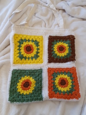 Gehäkelte Tasche Blumen Burst Lines, ideal für bevorstehende Festivals