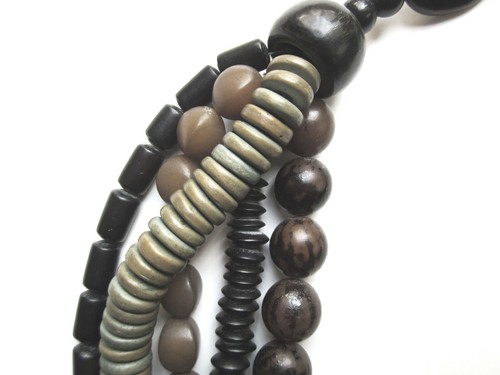 MONIES GERDA LYNGGAARD DENMARK 5-STRAND NECKLACE wood, resin, horn, C-clasp VTG - Picture 4 of 6