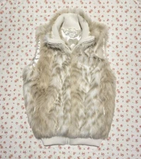 ꨄ absolutely beautiful y2k 2000s cold water fur coat࣪₊: Soo soft and silk lined 