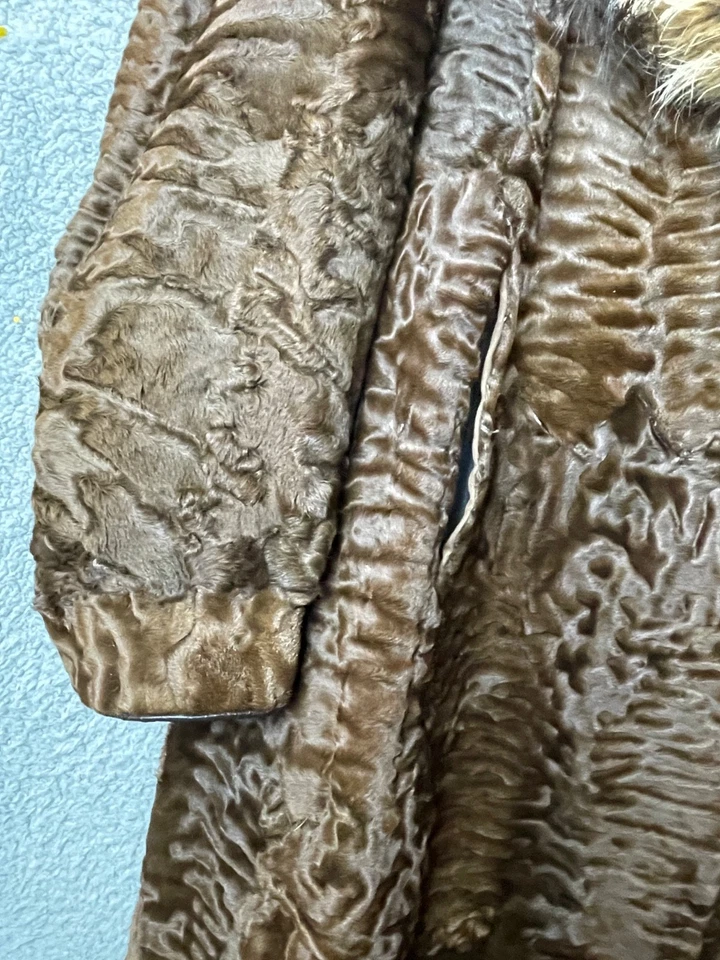 Abrigo de piel de cordero persa marrón vintage de los años 50 cuello de mapache mediano glamoroso de colección Foto 4 de 4