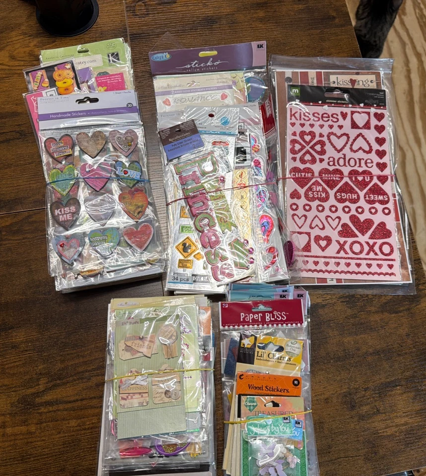 Lote de 84 paquetes de pegatinas para álbumes de recortes nuevos Jolee's, Forever In Time, más más. Foto 2 de 4