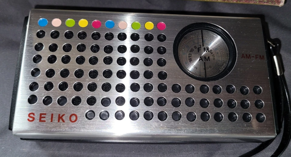 Caja de radio AM/FM de estado sólido Seiko de colección nuevos auriculares nunca usados esfera negra Foto 2 de 4