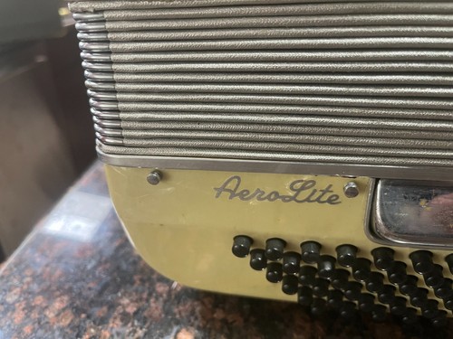 BEAUTIFUL Vintage NOBLE AEROLITE 120-Bass Accordion Cream VERY NICE With Case - Picture 4 of 7