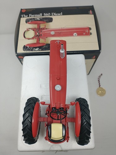 ERTL Precision Series Farmall 560 Diesel Tractor 1/16 w/ Box, Medallion & Book - Picture 13 of 13