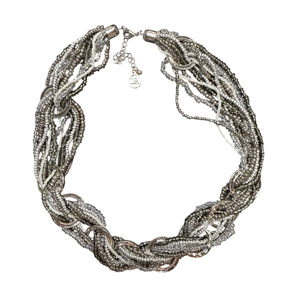 Collar llamativo de cuentas trenzadas tono plata ERICA LYONS EL409 Foto 2 de 4