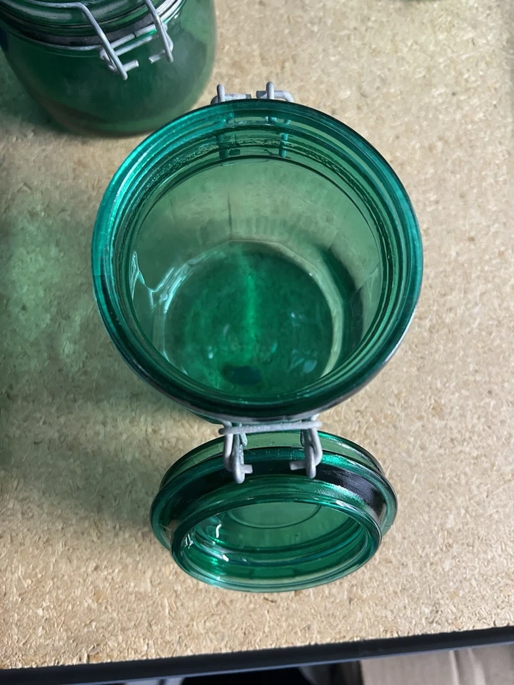 Juego de 4 frascos antiguos de vidrio verde esmeralda, 12 paneles con tapa con bisagras de alambre Foto 3 de 4