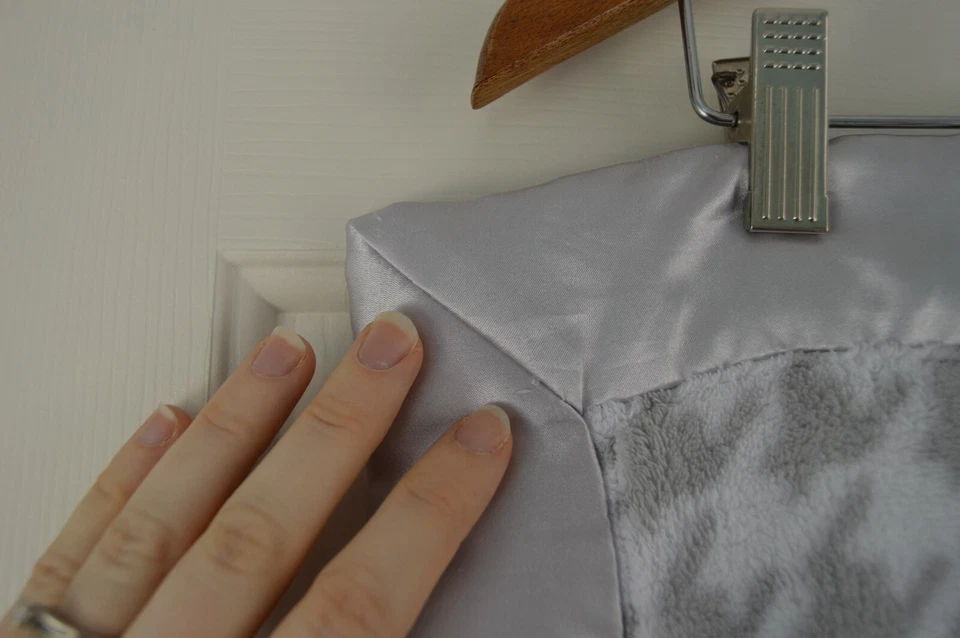 Manta para cochecito de bebé pata de gallo Swaddle Designs gris blanco borde satinado sedoso Foto 4 de 4