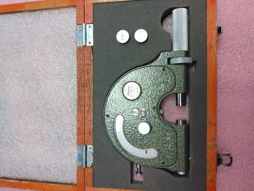 Mitutoyo Mahr Gage, 0 to 25 mm range, 0.002mm accuracy with storage box.