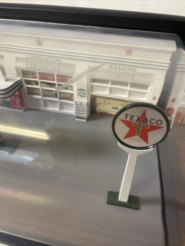Franklin Mint Roadside Memories "Service With A Smile" 1:43 Diorama Texaco - Image 2 of 4