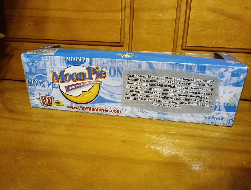 M2 Machines Auto Hauler Moon Pie 1957 Dodge COE 1969 Charger Daytona R10 13-08 - Image 4 of 4