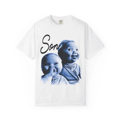 Funny AI Baby Laughing Meme T-Shirt Son Holding Back Laugh Graphic Tee Mens Wome
