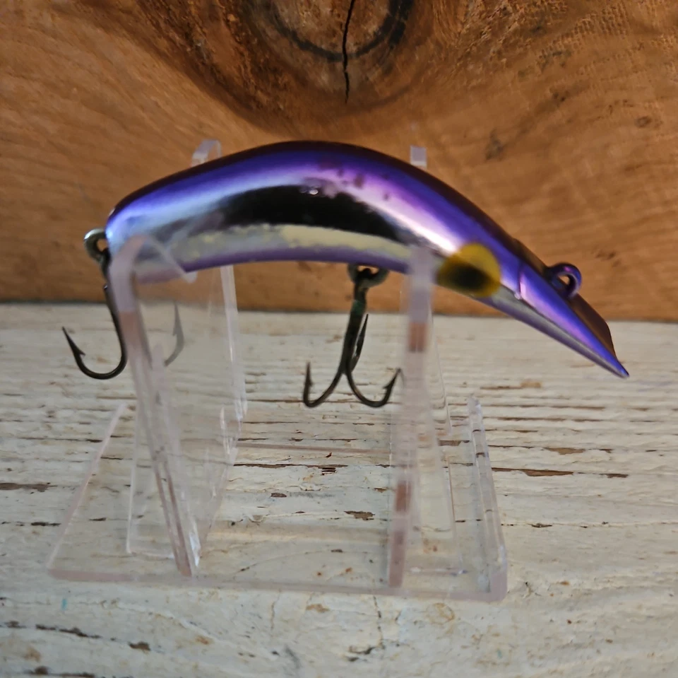 De colección UNFISHED Lazy Ike "METALLIC IKE" #MI-2 MP. Señuelo color morado metálico. Caja. Foto 2 de 4