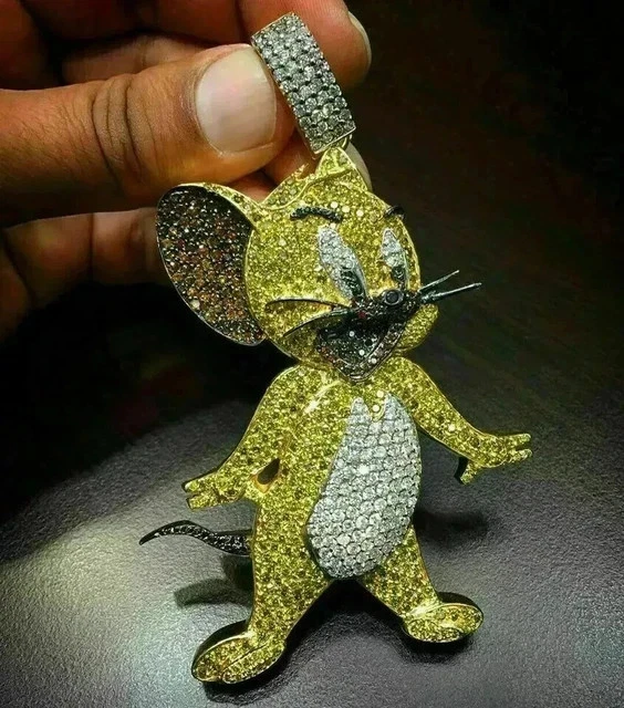Colgante redondo de 3 quilates creado en laboratorio citrino con forma de Tom Jerry enchapado en oro de tres tonos de 14 quilates Foto 2 de 4